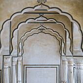 Architekturdetail im Inneren eines Gebäudes im Amer Fort; Jaipur, Rajasthan, Indien.