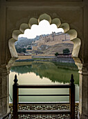 Maota-See vor dem Amer Fort mit Blick durch einen gezackten Torbogen; Jaipur, Rajasthan, Indien.