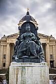 Eine Skulptur von Königin Victoria mit dem Manitoba Legislative Building im Hintergrund und einer Statue des Golden Boy auf dem Dach; Winnipeg, Manitoba, Kanada.