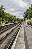 Abnehmende Perspektive der Gleise und Lampen am Bahnhof von Goathland; Yorkshire, England.