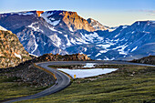Blick vom Beartooth Highway; Cody, Wyoming, Vereinigte Staaten von Amerika.