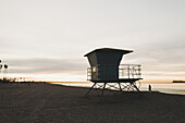 Rettungsschwimmerstation bei Sonnenaufgang, Long Beach; Kalifornien, Vereinigte Staaten von Amerika