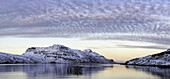 Panoramablick auf den Sonnenuntergang über dem Fjord bei Djupavik; Djupavik, Westfjorde, Island