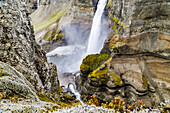 Eine Nahaufnahme von einem der beiden atemberaubenden Wasserfälle im Haifoss-Wasserfalltal; Island
