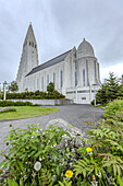 Eine Seitenansicht der ikonischen Hallgrimskirkja in Reykjavik, Island, der höchsten Kirche des Landes; Reykjavik, Island