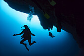 Taucher am Tauchplatz Great Blue Hole am Belize Barrier Reef. Dieser Ort wurde von Jacques Cousteau berühmt gemacht, der ihn zu einem der fünf besten Tauchplätze der Welt erklärte; Belize