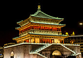 Der Glockenturm von Xian bei Nacht; Xian, Provinz Shaanxi, China.