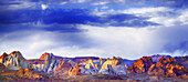 Zusammengesetztes Panoramabild des White Domes Trail mit Sandsteinformationen, Valley of Fire State Park; Nevada, Vereinigte Staaten von Amerika.