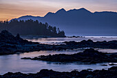 Abenddämmerung über Vancouver Island von einer kleinen Insel im Nuchatlitz Provincial Park aus gesehen; British Columbia, Kanada.