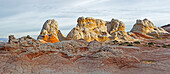 Schroffe Felsformationen am frühen Morgen; White Pocket, Utah, Vereinigte Staaten von Amerika