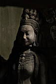 Nahaufnahme einer Statue einer Göttin im Sonnenlicht, Angkor Wat; Siem Reap, Provinz Siem Reap, Kambodscha.