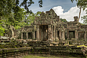 Fassade des Preah Khan-Tempels in Bäumen, Angkor Wat; Siem Reap, Provinz Siem Reap, Kambodscha