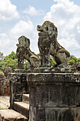 Mit Flechten bedeckte Steinlöwen bewachen den Tempel, East Mebon, Angkor Wat; Siem Reap, Provinz Siem Reap, Kambodscha.