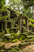Ruine eines Tempelportikus mit umgestürzten Felsen, Ta Prohm, Angkor Wat; Siem Reap, Provinz Siem Reap, Kambodscha.