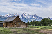 John Moulton Barn und die schroffen Gipfel der Teton Range, Grand Teton National Park; Wyoming, Vereinigte Staaten von Amerika