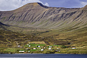 Kleines Dorf auf der Trollaskagi-Halbinsel in der Nähe der Stadt Skagafjordur, Nordisland; Island.