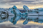 Eisberge an der Gletscherlagune Jokulsarlon, Südisland; Island