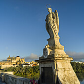 Engelsstatue auf der römischen Brücke von Córdoba, Guadalquivir-Fluss; Córdoba, Malaga, Spanien.