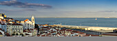 Blick auf die Kirche Saint Stephen und die Stadt Alfama, Portugal; Alfama, Lisboa, Portugal.