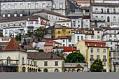Dicht an dicht gedrängte Gebäude an einem Hang; Coimbra, Portugal.