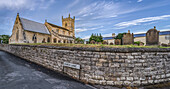 St. Wilfrid's Church im Dorf Monk Fryston, North Yorkshire. Die Kirche stammt weitgehend aus dem dreizehnten Jahrhundert, obwohl der untere Teil des Kirchturms angelsächsischen Ursprungs ist; Monk Fryston, North Yorkshire, England