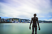 Statue eines unbekleideten Mannes im Hafen von Wellington City; Wellington, Nordinsel, Neuseeland.