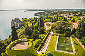 Landschaftliche Anlage von Schloss Duino und Blick auf die Küste des Golfs von Triest; Italien.