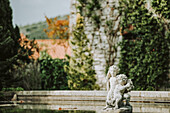 Skulptur in einem Teich im Garten des Schlosses von Duino; Italien.