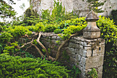 Steinmauern und Garten des Schlosses von Duino; Italien