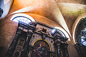 Kunstwerke und Fenster in einer Kathedrale; Italien