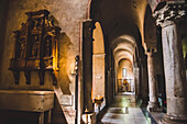 Kunstwerk und Fenster in einer Kathedrale; Italien