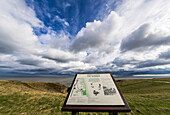 Touristeninformationsschild bei The Wherry, Atlantikküste; South Shields, Tyne and Wear, England.