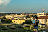 Weibliche Touristin mit Karte im antiken römischen Amphitheater, bekannt als Pula Arena; Pula, Istrien, Kroatien.