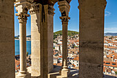 Blick von der Spitze des Glockenturms St. Domnius auf den Peristyl des Diokletianpalastes; Split, Kroatien.