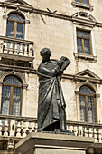 Statue von Marko Marulic, Vater der kroatischen Literatur, von Ivan Mestrovic vor dem Milesi-Palast auf dem Fruchtplatz; Split, Kroatien.
