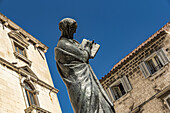 Statue von Marko Marulic, dem Vater der kroatischen Literatur, von Ivan Mestrovic vor dem Milesi-Palast auf dem Fruchtplatz; Split, Kroatien.