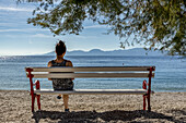 Frau genießt die Aussicht auf die Makarska-Riviera; Dalmatien, Kroatien