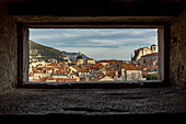 Blick auf die Altstadt von einer Öffnung in der Stadtmauer; Dubrovnik, Gespanschaft Dubrovnik-Neretva, Kroatien.