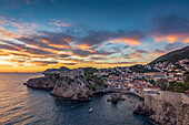 Blick auf das Fort Lovrjenac bei Sonnenuntergang; Dubrovnik, Gespanschaft Dubrovnik-Neretva, Kroatien.