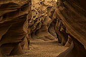 Slot Canyon bekannt als Owl Canyon, nahe Page; Arizona, Vereinigte Staaten von Amerika