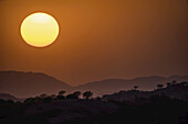 Sonnenuntergang über den Hügeln und Bergen; Jawai, Rajasthan, Indien
