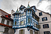 Bunte und einzigartige Fassade eines Gebäudes in der Schweiz; St. Gallen, St. Gallen, Schweiz