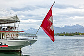 Ausflugsboot mit Schweizer Flagge auf dem Vierwaldstättersee; Luzern, Luzern, Schweiz