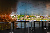 Ein Aussichtsplatz mit hohen Tischen mit Blick auf das Stadtbild und die Reuss; Luzern, Luzern, Schweiz