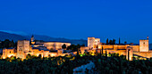 Alhambra, ein Palast- und Festungskomplex, in der Abenddämmerung; Granada, Andalusien, Spanien