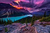 Peyto Lake unter dramatischem Himmel, Banff National Park; Alberta, Kanada