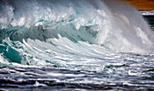 Große Wellen brechen an die Küste; Hawaii, Vereinigte Staaten von Amerika