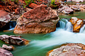 Fließender Fluss im Zion-Nationalpark; Utah, Vereinigte Staaten von Amerika