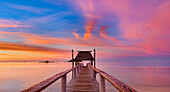 Pier vor Malolo Island bei Sonnenaufgang im Südpazifik; Malolo Island, Fidschi.