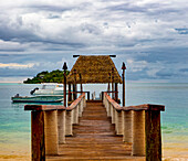 Pier vor Malolo Island im Südpazifischen Ozean; Malolo Island, Fidschi